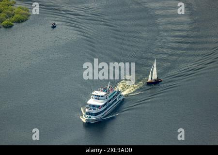 Vue aérienne, bateau d'excursion Rursee, invités sur le pont supérieur, bateau à voile, Parc National de l'Eifel, Hasenfeld, Heimbach, Rhénanie-du-Nord-Westphalie, Allemagne, Banque D'Images