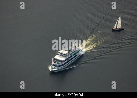 Vue aérienne, bateau d'excursion Rursee, invités sur le pont supérieur, bateau à voile, Parc National de l'Eifel, Hasenfeld, Heimbach, Rhénanie-du-Nord-Westphalie, Allemagne, Banque D'Images