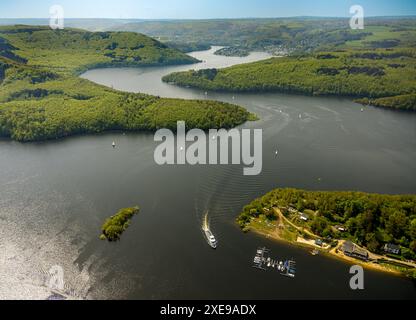 Vue aérienne, Rursee Rurtalsperre et bateau d'excursion Rursee avec voiliers, péninsule Sunny Beach Rursee, ponton jetée / quai flottant Rursee, sma Banque D'Images