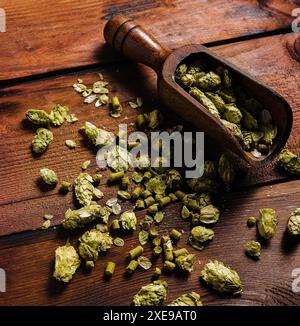 Houblon vert frais sur table en bois Banque D'Images