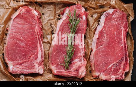 Bandes crues de steaks de longe sur papier sulfurisé Banque D'Images