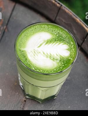 Thé matcha latte sur fond en bois Banque D'Images