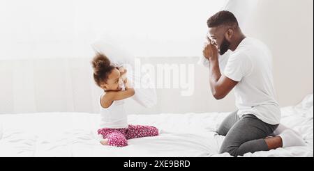 Heureux père et fille ont Pillow Fight dans leur chambre Banque D'Images