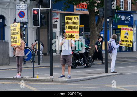 Turnpike Lane, Londres, Royaume-Uni. 26 juin 2024. Manifestants pour avoir utilisé de l'argent liquide et contre la société sans argent liquide et la monnaie numérique. Credit : Matthew Chattle/Alamy Live News Banque D'Images