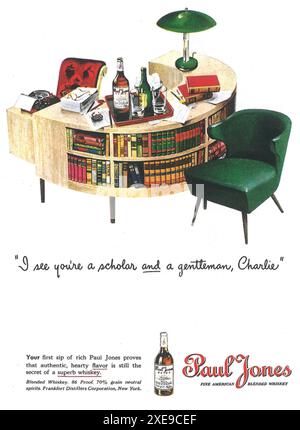 1945 Paul Jones Whiskey ad avec MCM Danish Furniture semi Circle bibliothèque Banque D'Images