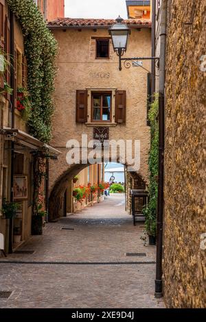 Vieille rue de la ville à Torri del Benaco sur le lac de Garde en Italie. Banque D'Images