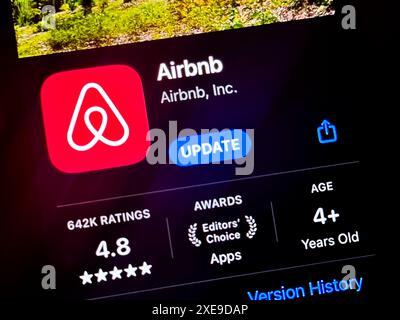 Cupertino, Californie, États-Unis. 24 juin 2024. Un utilisateur qui consulte l’application Airbnb dans l’App Store Apple iOS. Airbnb, Inc. est un marché en ligne américain pour l'hébergement, principalement les séjours chez l'habitant pour les locations de vacances, et les activités touristiques. La société opère dans le secteur de l'hôtellerie et du voyage et a son siège social à San Francisco, en Californie. Brian Chesky est le PDG. Le ticker d'Airbnb est ABNB. Les produits de base comprennent des logements locatifs à court terme et des expériences offertes par les hôtes. Airbnb est connu pour ses options d'hébergement uniques et diversifiées dans le monde entier. (Crédit image : © Taidgh Ba Banque D'Images