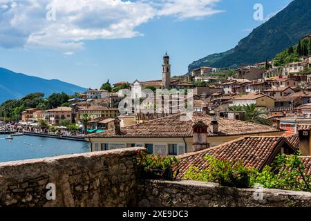 Vue de la vieille ville de Limone sul Garda sur le lac de Garde en Italie. Banque D'Images