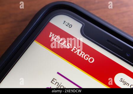 Wells Fargo logo vu sur son site Web. Wells Fargo & Company est une multinationale américaine de services financiers avec une présence mondiale significative Banque D'Images