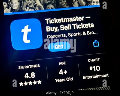 Cupertino, Californie, États-Unis. 24 juin 2024. Un utilisateur qui consulte l’application Ticketmaster dans l’App Store Apple iOS. Ticketmaster Entertainment, Inc. est une société américaine de vente et de distribution de billets dont le siège social est situé à Beverly Hills, en Californie. La société opère dans l'industrie du divertissement et de la billetterie et est une filiale de Live Nation Entertainment. Michael Rapino est le PDG de Live Nation. Le ticker de Live Nation est LYV. Les produits de base incluent la vente de billets pour des concerts, des événements sportifs, du théâtre et d'autres spectacles. Ticketmaster est connu pour ses ticketi étendus Banque D'Images