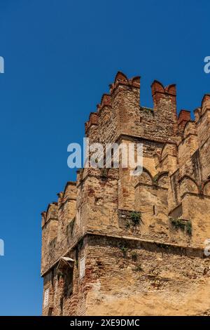 Vue du château de Scaliger près de Sirmione en Italie. Banque D'Images