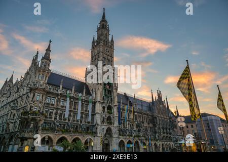 Munich (Munchen) Allemagne, Skyline de la ville au lever du soleil à Marienplatz nouvelle place de la mairie Banque D'Images