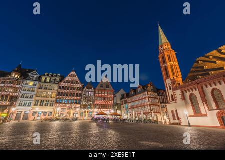 Francfort Allemagne, panorama de nuit sur la place de la vieille ville Romer Banque D'Images
