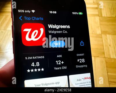 Cupertino, Californie, États-Unis. 24 juin 2024. Un utilisateur visualisant l'application Walgreens dans l'App Store Apple iOS. Walgreens est une société américaine qui est la deuxième plus grande chaîne de magasins de pharmacie aux États-Unis. La société fait partie de Walgreens Boots Alliance, dont le siège social se trouve à Deerfield, Illinois, et Rosalind Brewer en est le PDG. Walgreens opère dans le secteur de la pharmacie de détail et des soins de santé. Le ticker de Walgreens Boots Alliance est WBA. Les produits de base comprennent les médicaments sur ordonnance, les produits de santé et de bien-être et la marchandise générale. (Crédit image : © Ta Banque D'Images