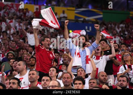 Les supporters géorgiens lors du match du Groupe F de l'UEFA Euro 2024 à l'Arena AufSchalke à Gelsenkirchen, en Allemagne. Date de la photo : mercredi 26 juin 2024. Banque D'Images