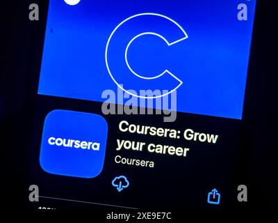 Cupertino, Californie, États-Unis. 24 juin 2024. Un utilisateur qui consulte l'application Coursera dans l'App Store Apple iOS. Coursera Inc. est un fournisseur américain de cours en ligne ouvert massif fondé par les professeurs Andrew Ng et Daphne Koller de l'Université de Stanford. La société opère dans le secteur des technologies de l'éducation et a son siège social à Mountain View, en Californie. Jeff Maggioncalda en est le PDG. Le ticker de Coursera est COUR. Les produits de base comprennent des cours en ligne, des spécialisations et des diplômes. Coursera est connue pour ses partenariats avec les meilleures universités et organisations du monde entier. (Crédit IM Banque D'Images