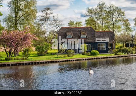 Giethoorn pays-Bas, Skyline de la ville au canal et maison traditionnelle dans le village de Giethoorn Banque D'Images