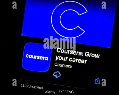 Cupertino, Californie, États-Unis. 24 juin 2024. Un utilisateur qui consulte l'application Coursera dans l'App Store Apple iOS. Coursera Inc. est un fournisseur américain de cours en ligne ouvert massif fondé par les professeurs Andrew Ng et Daphne Koller de l'Université de Stanford. La société opère dans le secteur des technologies de l'éducation et a son siège social à Mountain View, en Californie. Jeff Maggioncalda en est le PDG. Le ticker de Coursera est COUR. Les produits de base comprennent des cours en ligne, des spécialisations et des diplômes. Coursera est connue pour ses partenariats avec les meilleures universités et organisations du monde entier. (Crédit IM Banque D'Images