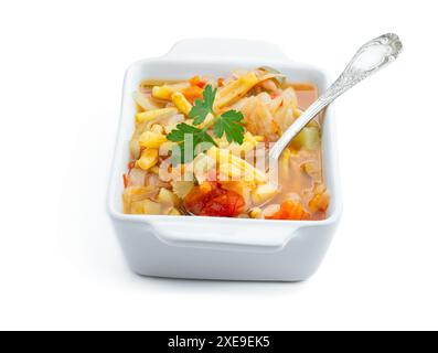 Haricots verts cuits maison avec tomates et oignon isolé sur blanc Banque D'Images