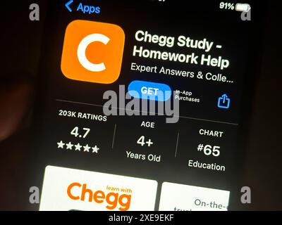 Cupertino, Californie, États-Unis. 24 juin 2024. Un utilisateur visualisant l'application Chegg dans l'App Store Apple iOS. Chegg, Inc. est une société américaine de technologie de l'éducation qui fournit des services de location de manuels numériques et physiques, de tutorat en ligne et d'autres services aux étudiants. La société opère dans le secteur des technologies de l'éducation et a son siège social à Santa Clara, en Californie. Dan Rosensweig en est le PDG. Le ticker de Chegg est CHGG. Les produits de base incluent la location de manuels, l'aide aux devoirs et les cours en ligne. Chegg est connue pour ses services axés sur les étudiants et ses ressources éducatives. (Crédit Ima Banque D'Images
