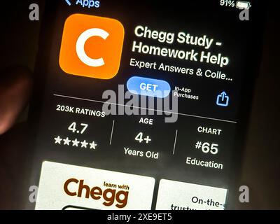 Cupertino, Californie, États-Unis. 24 juin 2024. Un utilisateur visualisant l'application Chegg dans l'App Store Apple iOS. Chegg, Inc. est une société américaine de technologie de l'éducation qui fournit des services de location de manuels numériques et physiques, de tutorat en ligne et d'autres services aux étudiants. La société opère dans le secteur des technologies de l'éducation et a son siège social à Santa Clara, en Californie. Dan Rosensweig en est le PDG. Le ticker de Chegg est CHGG. Les produits de base incluent la location de manuels, l'aide aux devoirs et les cours en ligne. Chegg est connue pour ses services axés sur les étudiants et ses ressources éducatives. (Crédit Ima Banque D'Images