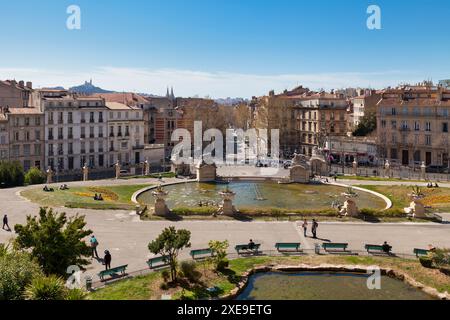 Marseille, France - 23 mars 2019 : entrée du parc du Palais Longchamp avec vue sur notre-Dame de la Garde au-dessus des toits. Banque D'Images