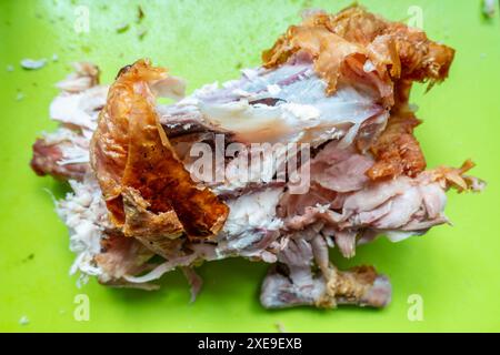 Restes de carcasse d'un poulet rôti, dépouillé de viande laissant juste la peau et les os gaspillés Banque D'Images