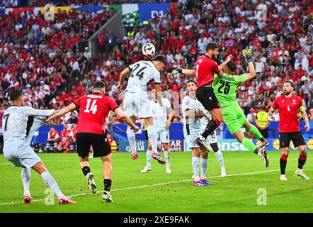 Gelsenkirchen, Allemagne. 26 juin 2024. Football, UEFA Euro 2024, Championnat d'Europe, Géorgie - Portugal, tour préliminaire, groupe F, journée 3, Schalke Arena, le portugais Antonio Silva (centre l) en action contre le joueur géorgien Lasha Dvali (M) et le gardien Giorgi Mamardashvili (centre R). Crédit : David Inderlied/dpa/Alamy Live News Banque D'Images