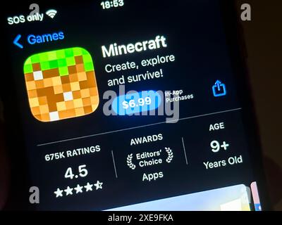Cupertino, Californie, États-Unis. 24 juin 2024. Un utilisateur visualisant l'application Minecraft dans l'App Store Apple iOS. Minecraft est un jeu vidéo sandbox développé par Mojang Studios, une filiale de Xbox Game Studios, qui appartient à Microsoft Corporation. La société opère dans l'industrie du jeu et a son siège social à Redmond, Washington. Phil Spencer est le PDG de Microsoft Gaming. Le ticker boursier de Microsoft est MSFT. Les produits de base incluent le jeu Minecraft, qui permet aux joueurs de construire et d'explorer des mondes virtuels faits de blocs. Minecraft est connu pour son gameplay créatif et son texte Banque D'Images