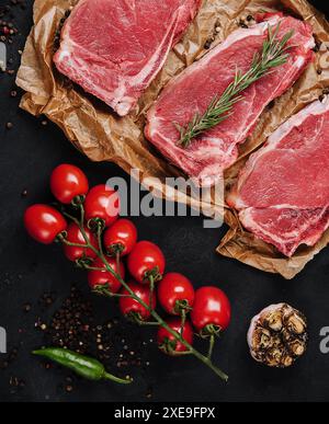 Bandes crues de steaks de longe sur papier sulfurisé Banque D'Images