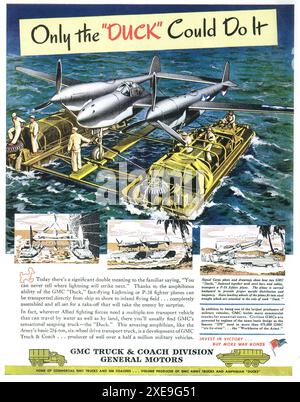 Annonce sur les camions GMC de la seconde Guerre mondiale 1945 - chasseur de foudre P-38 sur les pontons de canards GMC du navire à la côte Banque D'Images