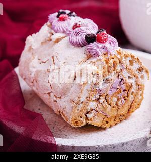 Gâteau pavlova rouleau de meringue à la crème et aux baies Banque D'Images