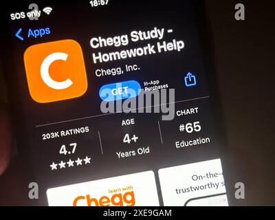 Cupertino, Californie, États-Unis. 24 juin 2024. Un utilisateur visualisant l'application Chegg dans l'App Store Apple iOS. Chegg, Inc. est une société américaine de technologie de l'éducation qui fournit des services de location de manuels numériques et physiques, de tutorat en ligne et d'autres services aux étudiants. La société opère dans le secteur des technologies de l'éducation et a son siège social à Santa Clara, en Californie. Dan Rosensweig en est le PDG. Le ticker de Chegg est CHGG. Les produits de base incluent la location de manuels, l'aide aux devoirs et les cours en ligne. Chegg est connue pour ses services axés sur les étudiants et ses ressources éducatives. (Crédit Ima Banque D'Images