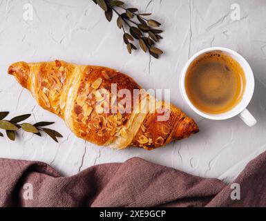 Croissants frais et café sur table en pierre Banque D'Images