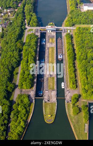 Vue aérienne, écluse Herne-Ost et canal Rhin-Herne, cargos, espaces verts avec avenue des arbres, Horsthausen, Herne, région de la Ruhr, Rhénanie du Nord-Westphalie, G Banque D'Images