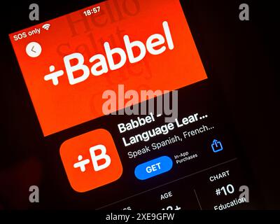 Cupertino, Californie, États-Unis. 24 juin 2024. Un utilisateur qui consulte l’app Babbel dans l’App Store Apple iOS. Babbel GmbH est une application allemande d'apprentissage des langues par abonnement et une plate-forme d'apprentissage en ligne. La société opère dans le secteur des technologies de l'éducation et a son siège social à Berlin, en Allemagne. Arne Schepker en est le PDG. Babbel est une société privée qui n'a pas de bourse cotée en bourse. Les produits de base comprennent des cours d'apprentissage des langues dans différentes langues. Babbel est connu pour son accent sur les compétences pratiques de conversation et la conception conviviale. (Crédit image : © Taidgh Ba Banque D'Images