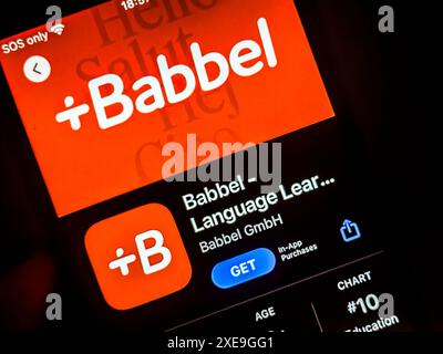 Cupertino, Californie, États-Unis. 24 juin 2024. Un utilisateur qui consulte l’app Babbel dans l’App Store Apple iOS. Babbel GmbH est une application allemande d'apprentissage des langues par abonnement et une plate-forme d'apprentissage en ligne. La société opère dans le secteur des technologies de l'éducation et a son siège social à Berlin, en Allemagne. Arne Schepker en est le PDG. Babbel est une société privée qui n'a pas de bourse cotée en bourse. Les produits de base comprennent des cours d'apprentissage des langues dans différentes langues. Babbel est connu pour son accent sur les compétences pratiques de conversation et la conception conviviale. (Crédit image : © Taidgh Ba Banque D'Images