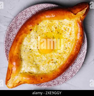 Cuisine géorgienne ajaruli khachapuri - pain géorgien avec œufs et fromage cottage Banque D'Images