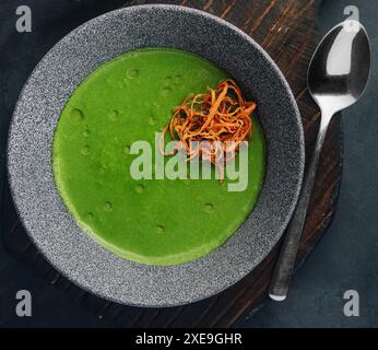 Soupe de crème de brocoli frais dans un bol Banque D'Images