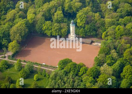 Vue aérienne, terrain de football, terrain de sport am Volkspark avec Kaiser-Wilhelm-Tower, Börnig, Herne, région de la Ruhr, Rhénanie-du-Nord-Westphalie, Allemagne, photo aérienne Banque D'Images