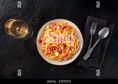 Plat de pâtes Carbonara, spaghettis italiens traditionnels avec pancetta et fromage Banque D'Images