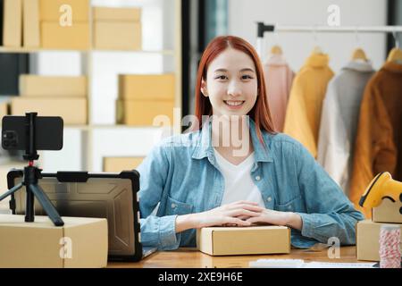 Entrepreneur de portrait de femme confiante à la mode de commerce électronique ou à l'entrepôt regardant la caméra. Banque D'Images