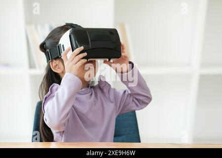 Enfant ravi par l'expérience de réalité virtuelle Banque D'Images