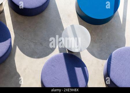 Bureau design contemporain avec tables rondes et sièges, vue de dessus Banque D'Images