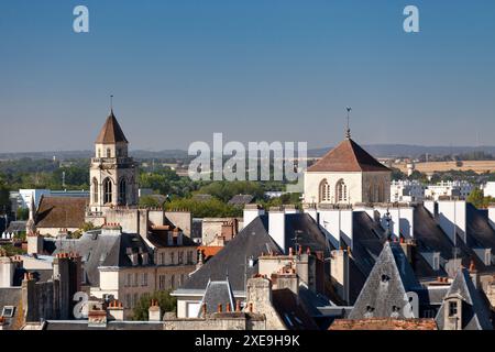 Vue aérienne de l'église Saint-Étienne-le-Vieux et de l'église du Vieux Saint-Sauveur à Caen, Calvados. Banque D'Images