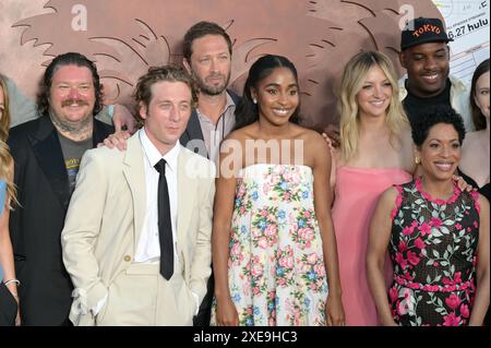 Los Angeles, États-Unis. 25 juin 2024. LOS ANGELES, ÉTATS-UNIS. 25 juin 2024 : Matty Matheson, Jeremy Allen White, Ayo Edebiri, Ebon Moss-Bachrach, Abby Elliott, Lionel Boyce et Liza Colon-Zayas lors de la première saison de The Bear de Hulu au théâtre El Capitan. Crédit photo : Paul Smith/Alamy Live News Banque D'Images