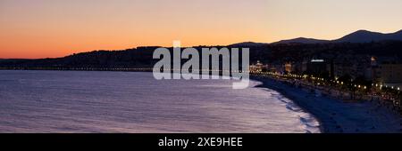 Vue aérienne au coucher du soleil de la Promenade des Anglais à Nice avec l’Hôtel Negresco, le Palais de la Méditerranée et le Méridien. Banque D'Images