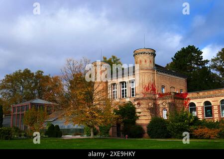 Gatehouse dans le jardin du palais de Karlsruhe, Allemagne Banque D'Images