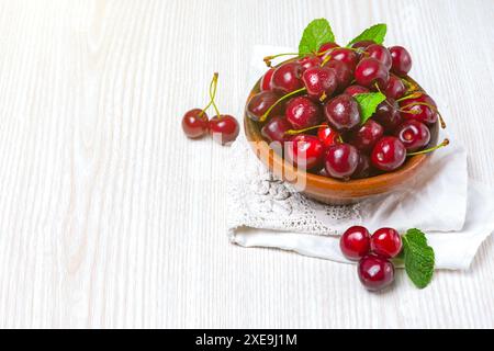 Cerise dans une assiette d'argile sur la table Banque D'Images