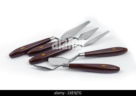 Couteau à palette, un ensemble de couteaux à palette, une spatule pour le dessin, spatule sur fond blanc, bureau, matériaux artistiques, art. Banque D'Images